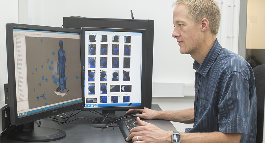 An image of someone editing together a 3D image in the makerspace. 