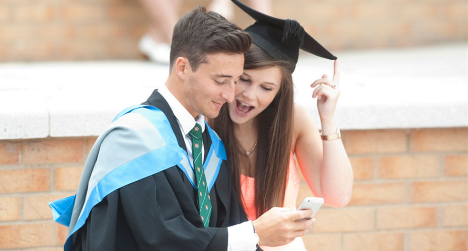 graduation-couplephone