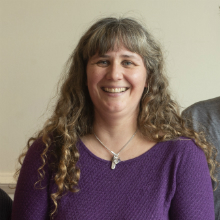 Headshot of karen knapp.