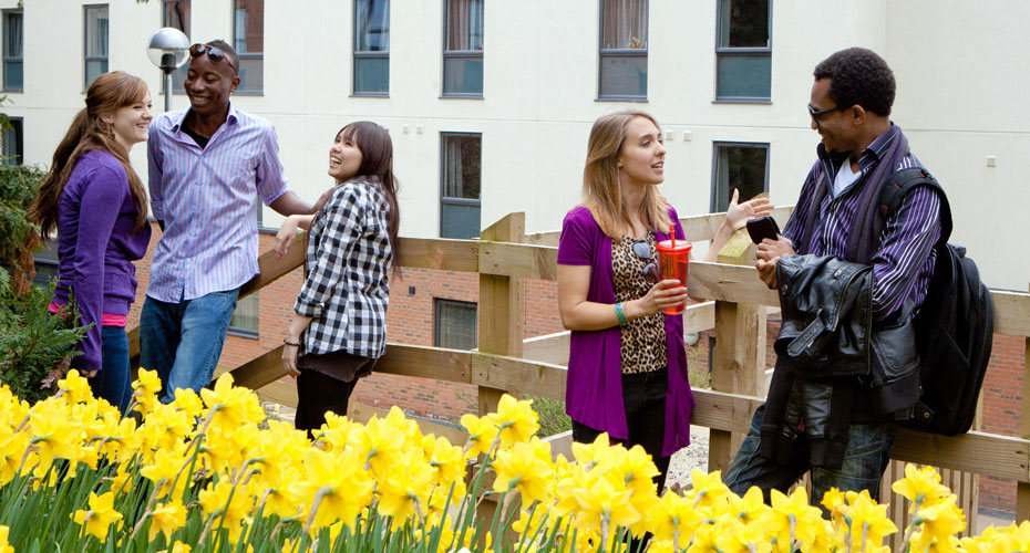 students-smiling-daffodils930x500